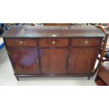 A reproduction mahogany Strongbow sideboard of 3 drawers & 3 cupboards. Length 132cm x 43 x 85cm