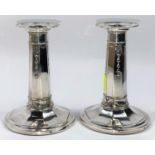 A hallmarked silver pair of candlesticks with embossed garlands, Sheffield 1905, height 12 cm (