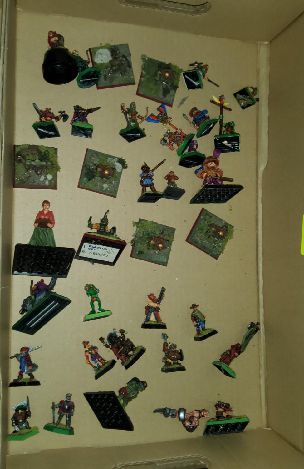 A selection of vintage Games Workshop Citadel pianted miniatures, mainly metal Warhammer Fantasy,