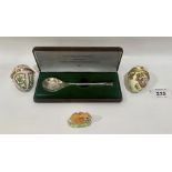 A 1977 Franklin Mint silver Christening spoon, two Halcyon Days enamel boxes and a small ceramic