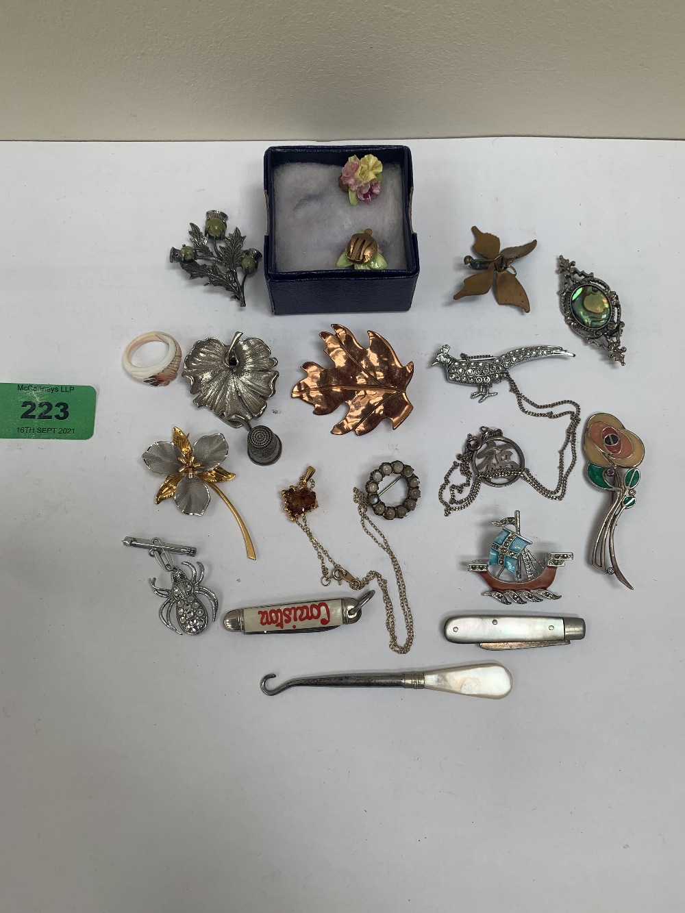 A quantity of jewellery etc.