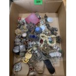 A quantity of costume jewellery