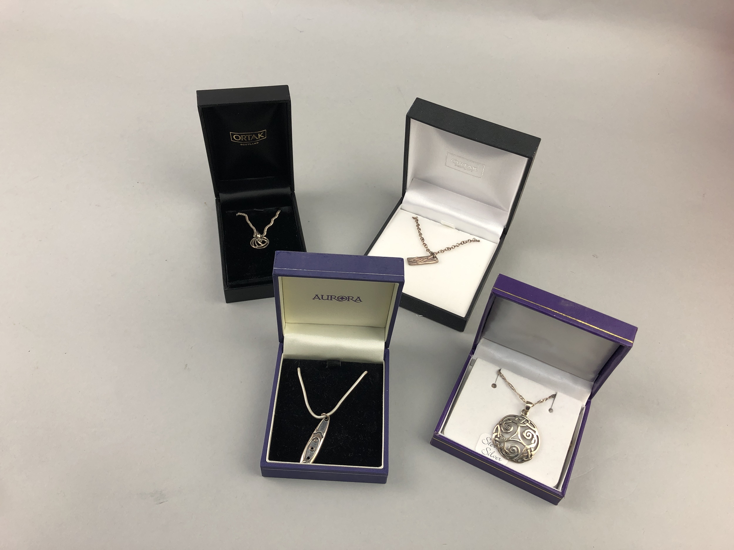 A LOT OF CONTEMPORARY SILVER JEWELLERY