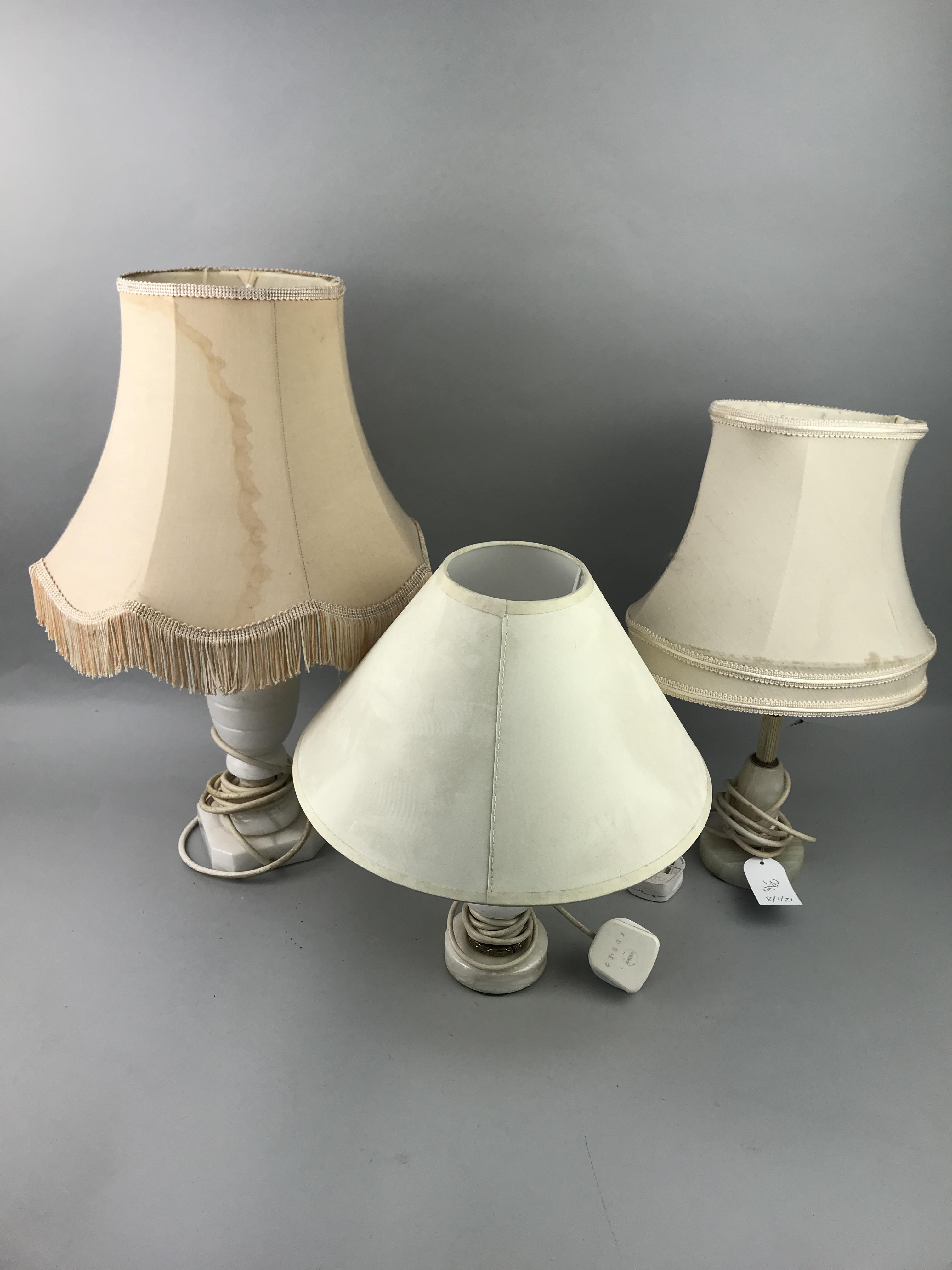 A LOT OF FIVE TABLE LAMPS - Image 3 of 3