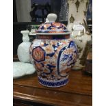 A JAPANESE IMARI PATTERNED LIDDED JAR AND OTHER ITEMS