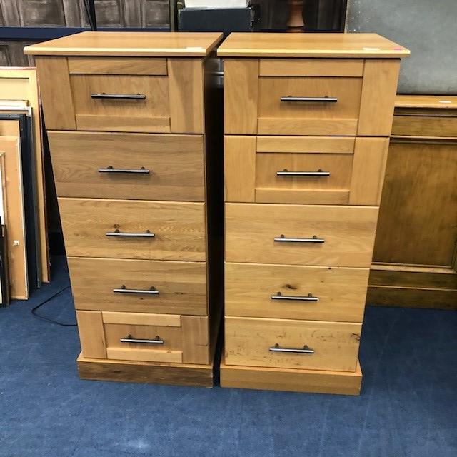 A LOT OF TWO MODERN OAK CHEST OF DRAWERS