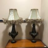 A PAIR OF CERAMIC AND GILT METAL TABLE LAMPS WITH SHADES