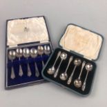 A CASED SET OF SILVER TEA SPOONS AND A CASED SET OF COFFEE SPOONS