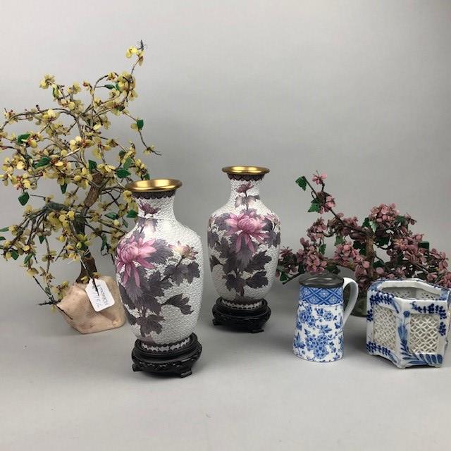 A PAIR OF 20TH CENTURY CHINESE CLOISONNE ENAMEL VASES AND OTHER OBJECTS