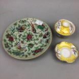 A LATE 19TH CENTURY CHINESE FAMILLE ROSE PLATE AND A RICE BOWL COVER AND STAND