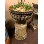 AN EARLY 20TH CENTURY GARDEN URN