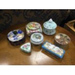 A GROUP OF CERAMIC AND OTHER TRINKET BOXES