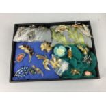 A LOT OF COSTUME JEWELLERY BROOCHES