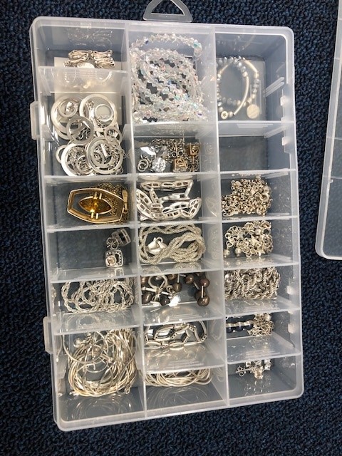 A COLLECTION OF SILVER AND OTHER JEWELLERY - Image 2 of 2