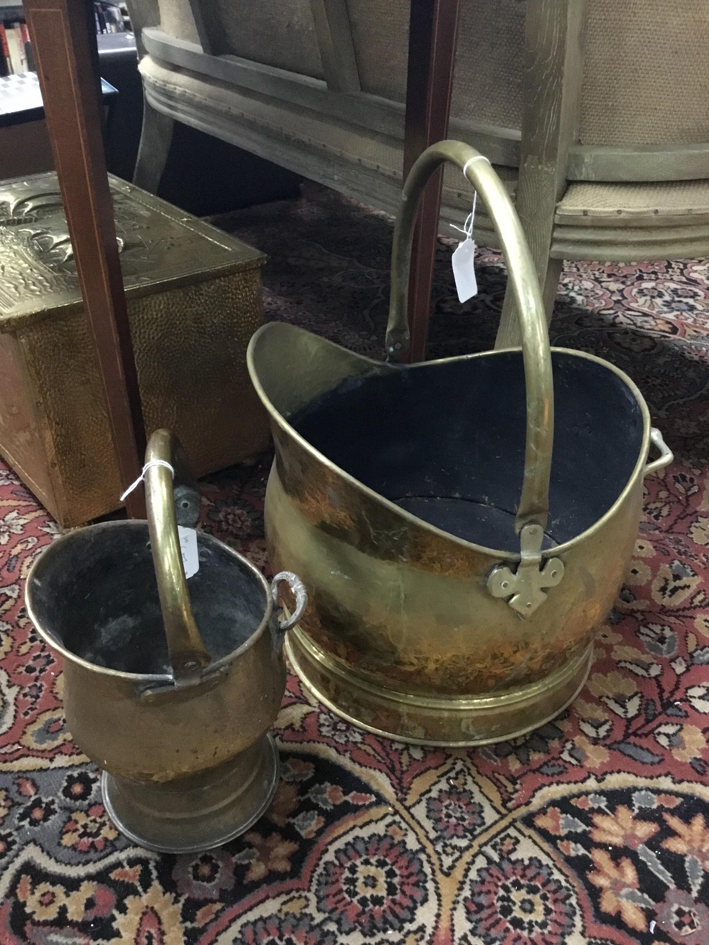 A COPPER COAL SCUTTLE WITH HINGED HANDLE AND OTHER ITEMS