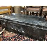 AN EARLY 20TH CENTURY VALET TRAY AND A METAL TIN TRUNK