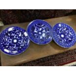 A LOT OF FIVE BLUE AND WHITE CERAMIC PLATES