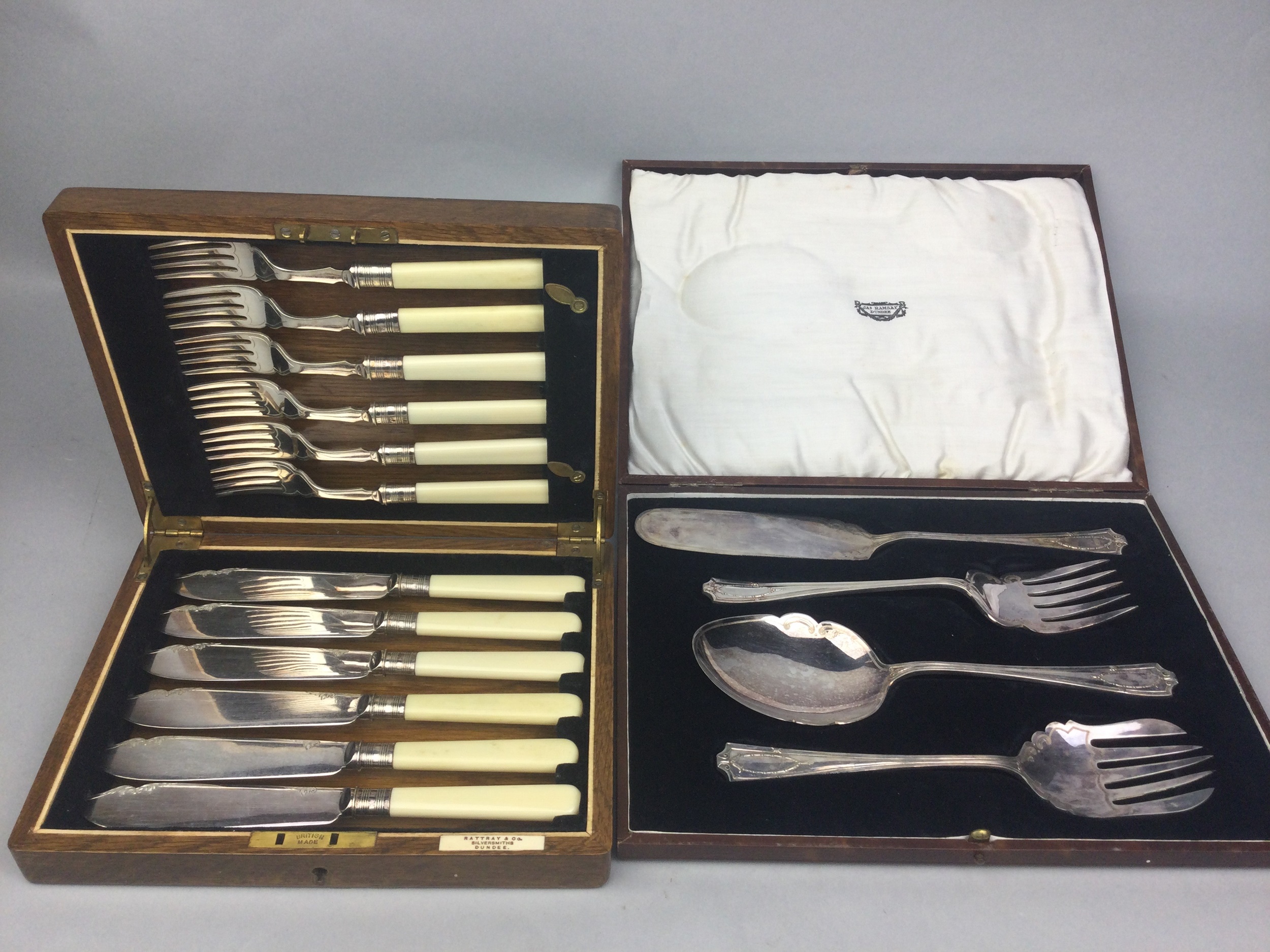 AN OAK CANTEEN OF SILVER PLATED CUTLERY AND OTHER CUTLERY