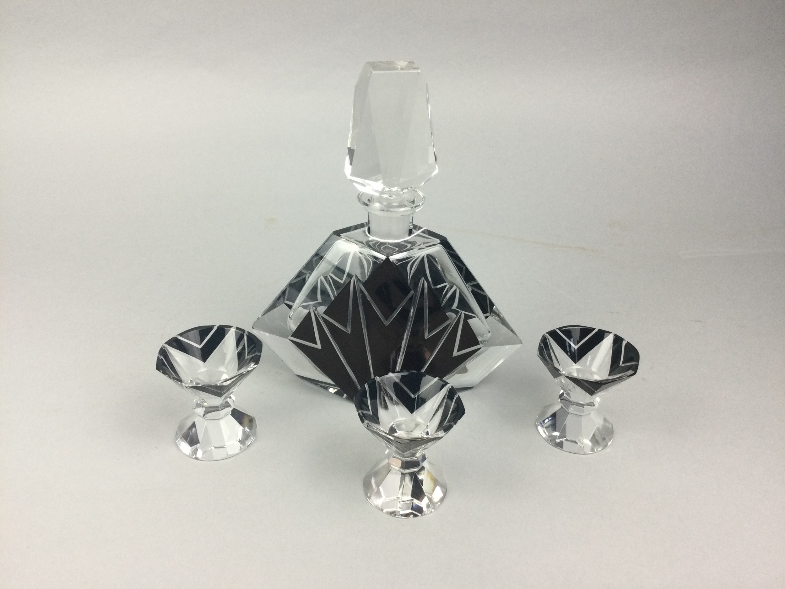 AN ART DECO GLASS DECANTER AND THREE GLASSES