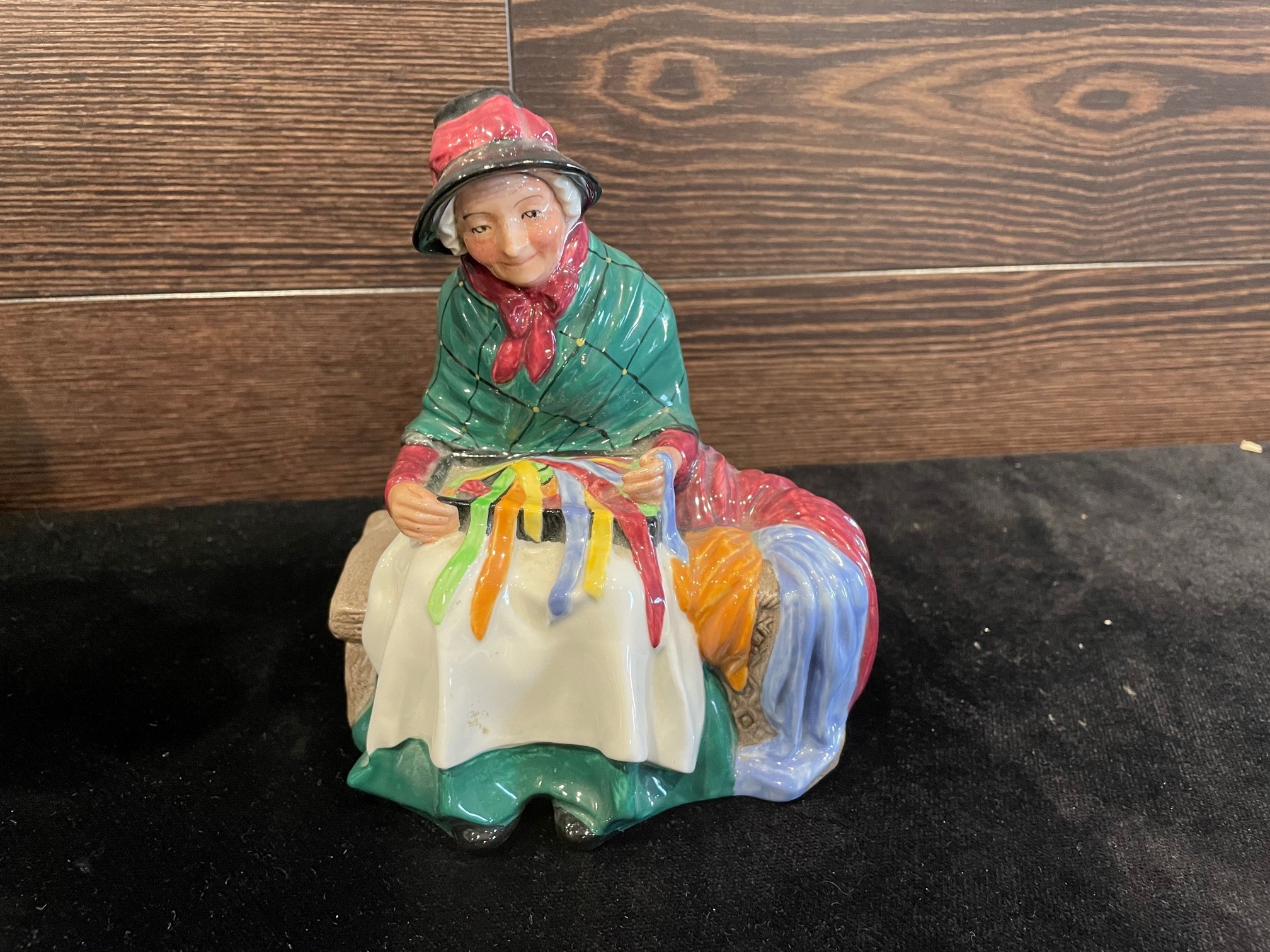 A ROYAL DOULTON FIGURE OF 'THE BALLOON MAN' AND FOUR OTHERS - Image 2 of 2