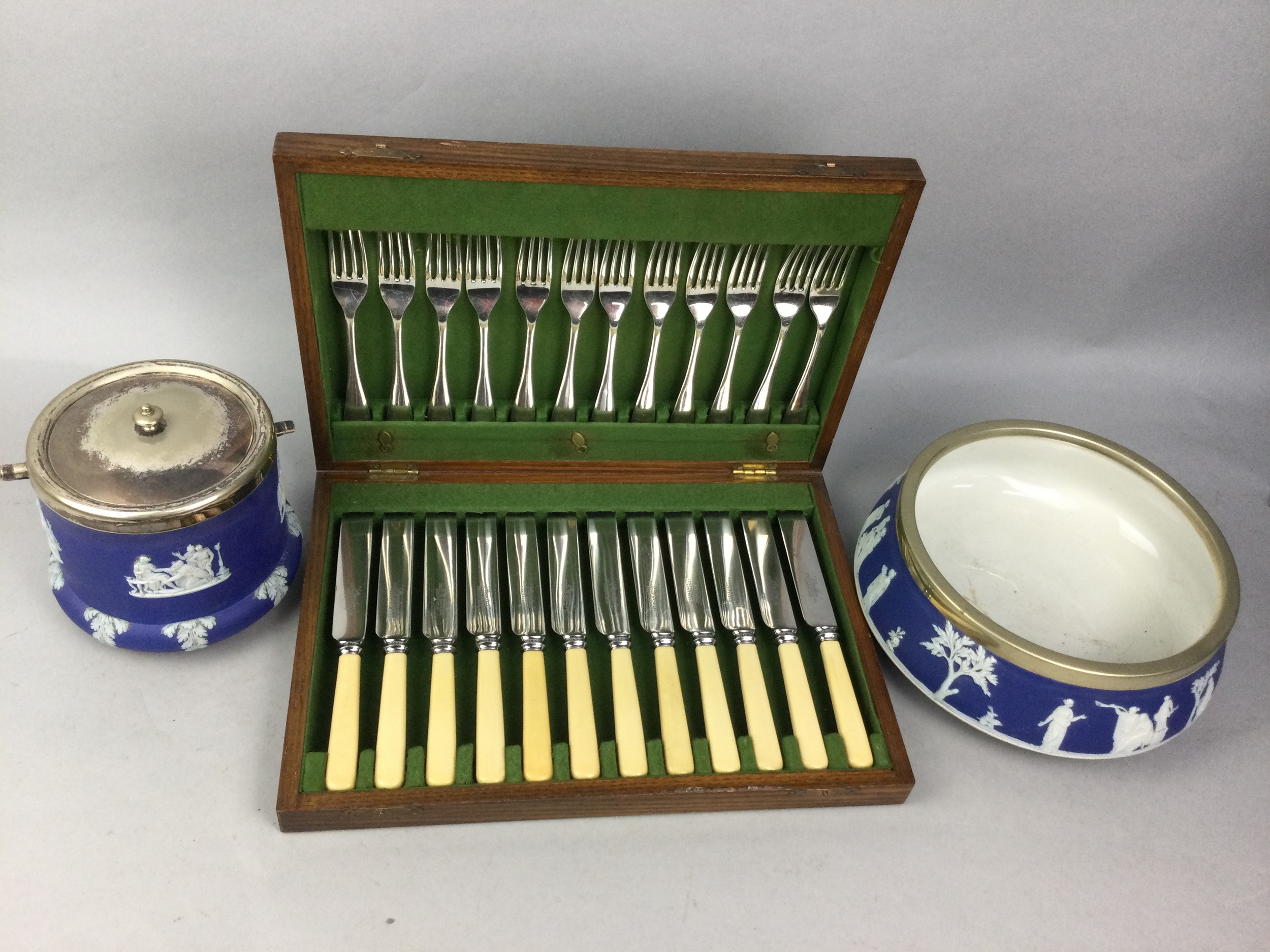 A WEDGWOOD JASPERWARE BISCUIT BARREL, BOWL AND CANTEEN