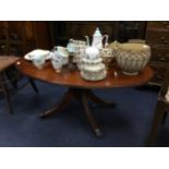 A LATE 20TH CENTURY MAHOGANY OVAL COFFEE TABLE