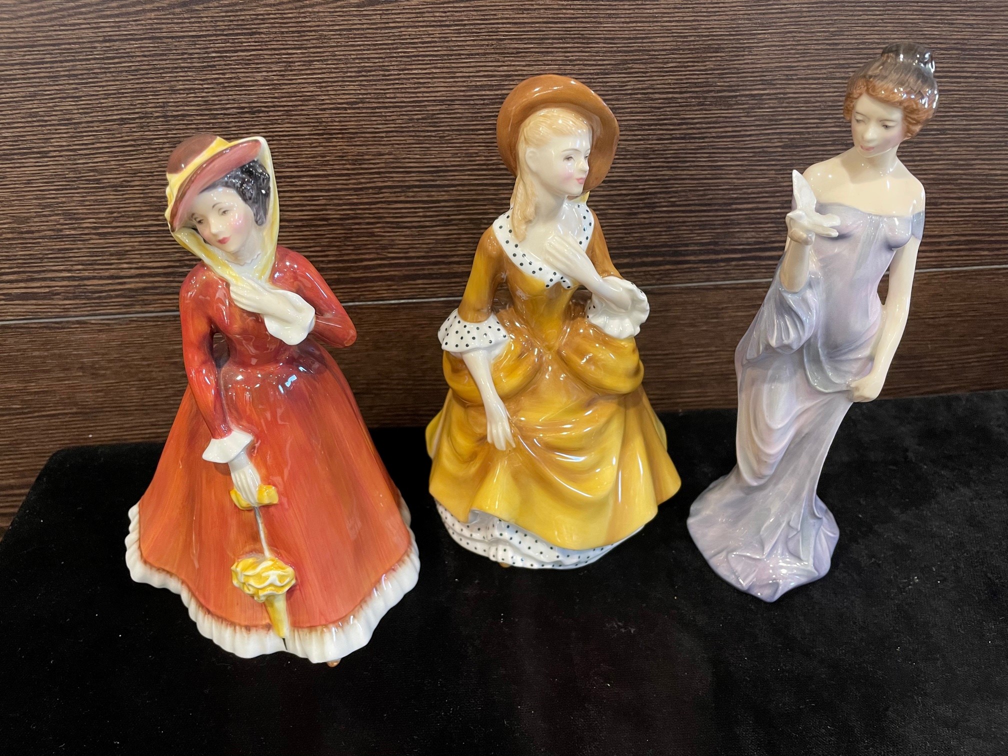 A LOT OF ROYAL DOULTON FIGURES