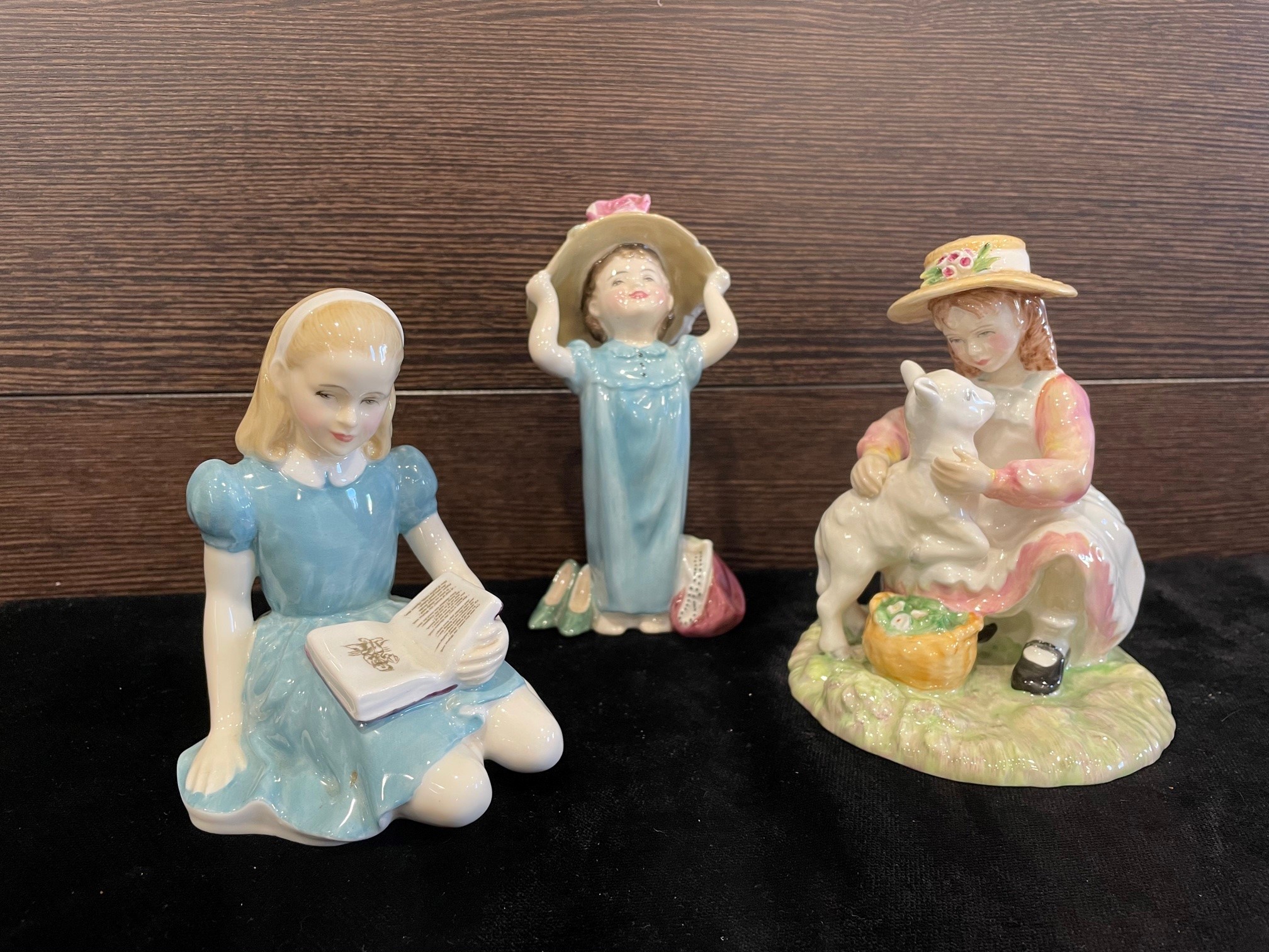 A ROYAL DOULTON AGE OF INNOCENCE FIGURE OF 'MAKING FRIENDS' AND TWO OTHERS