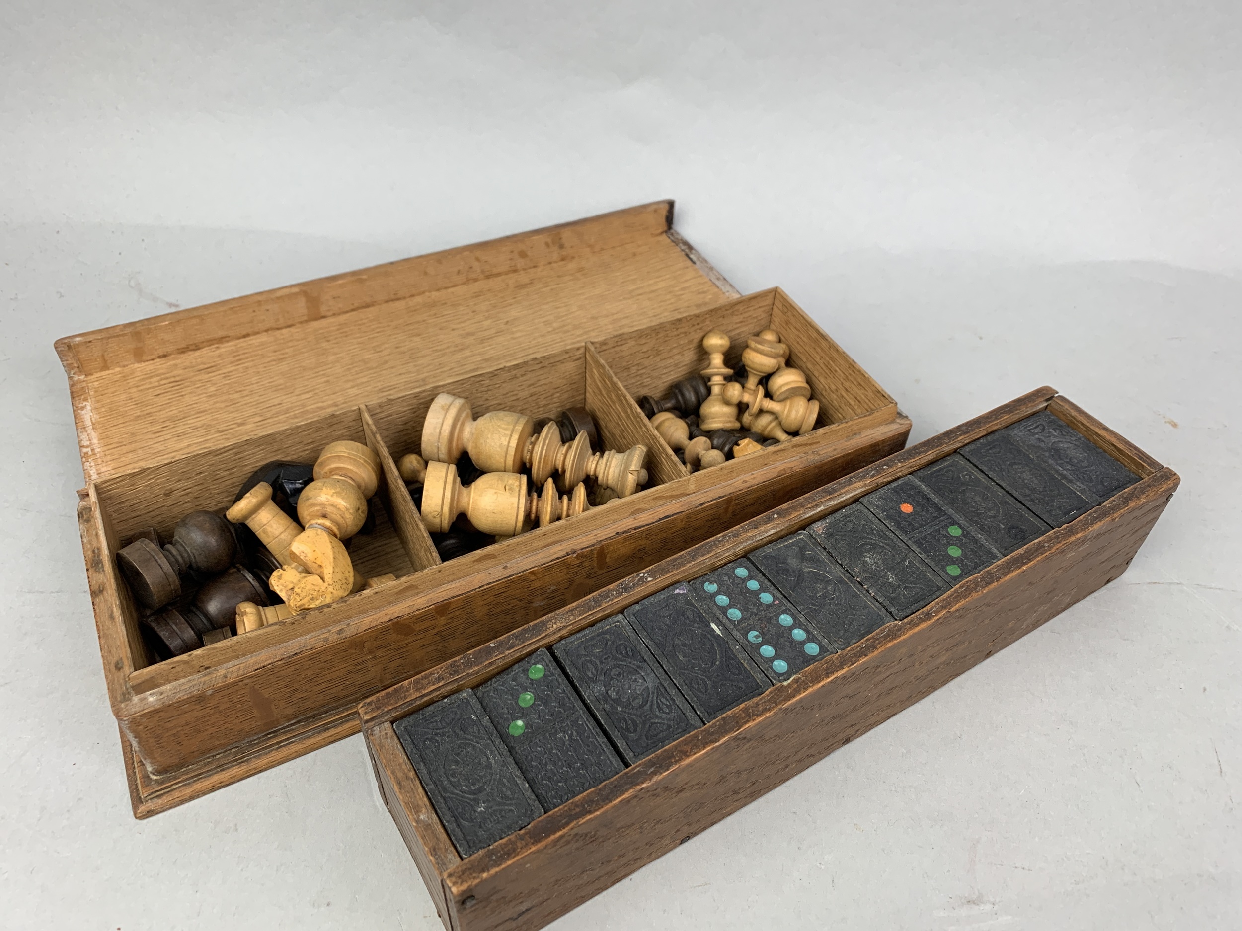 A TURNED WOOD PART CHESS SET AND A SET OF VINTAGE DOMINOES