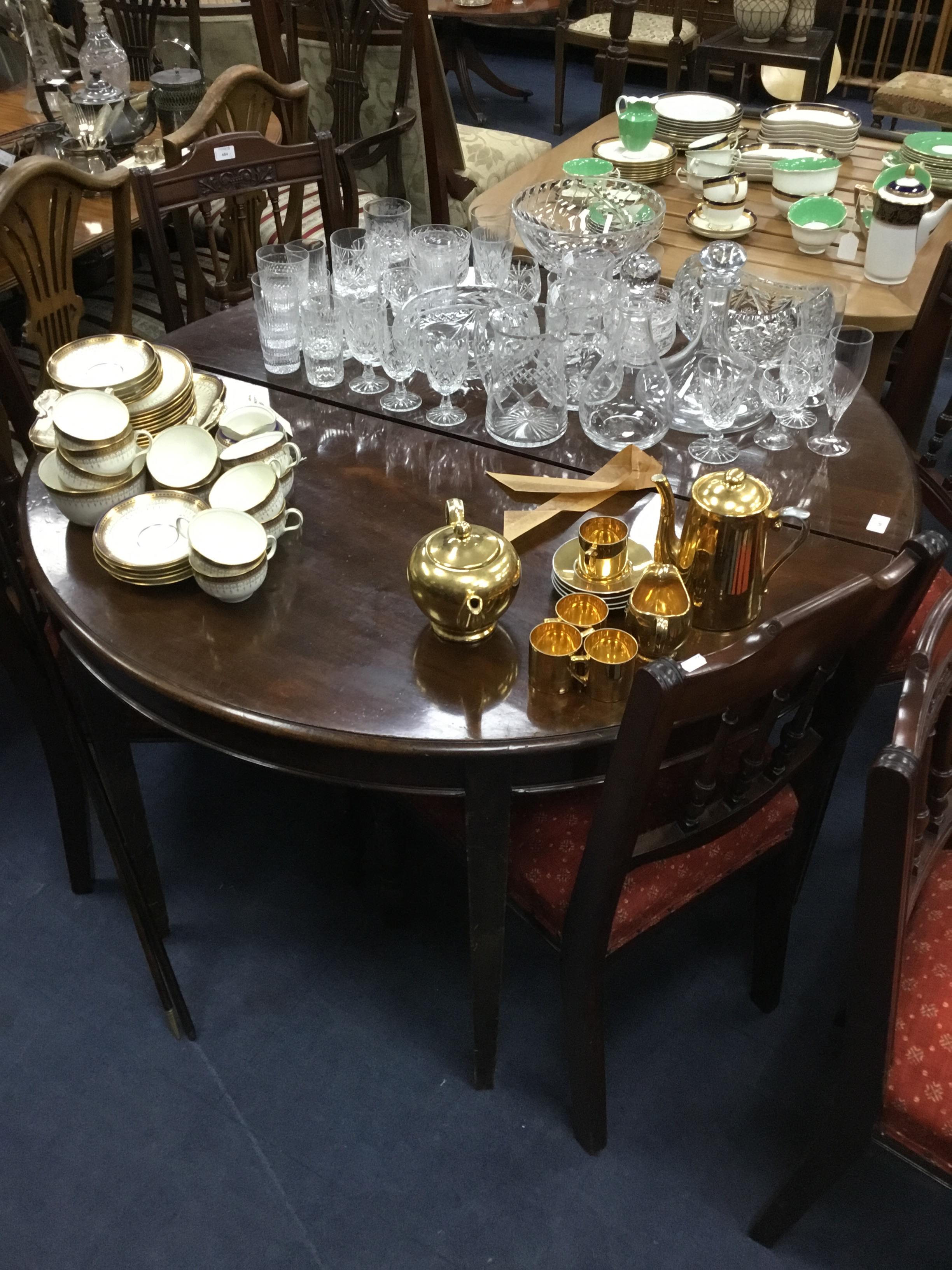 AN EARLY 20TH CENTURY CIRCULAR TABLE