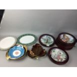 A SET OF SIX DECORATIVE WALL PLATES IN FRAMES, OTHER WALL PLATES AND COMPORTS