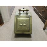 AN EARLY 20TH CENTURY BRASS COAL SCUTTLE