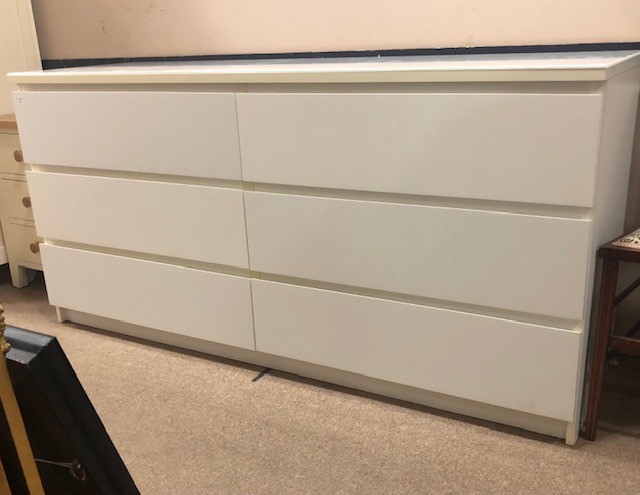 A MODERN WHITE PAINTED CHEST OF SIX DRAWERS