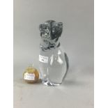 A HEAVY CLEAR GLASS FIGURE OF A CAT AND SMALL APPLE PAPERWEIGHT