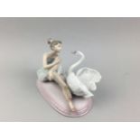 A LLADRO FIGURE OF 'GRACE AND BEAUTY'