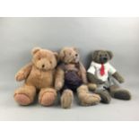 A COLLECTION OF 20TH CENTURY TEDDY BEARS AND TOYS
