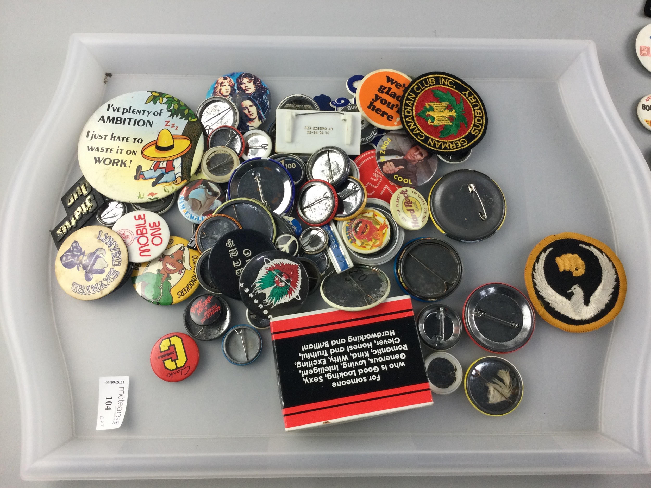 A COLLECTION OF CANADIAN 1960/70'S VARSITY EMBROIDERED PATCHES ALONG WITH 70s PINBADGES - Image 2 of 2