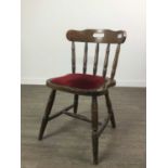 A 20TH CENTURY OAK CHAIR