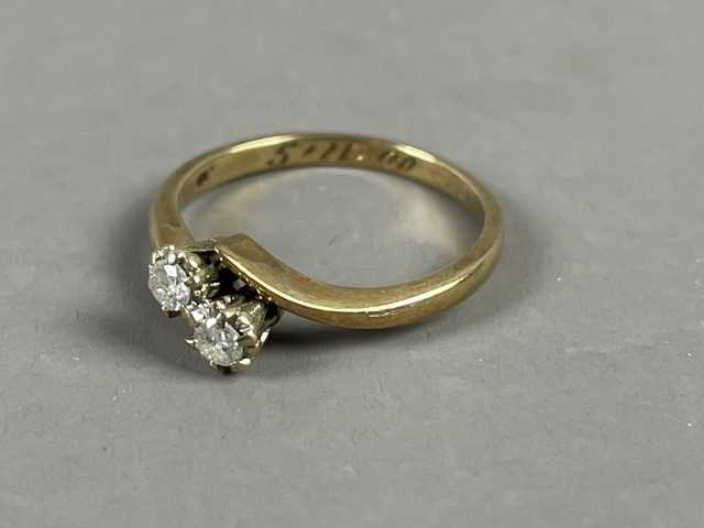 A DIAMOND TWO STONE RING - Image 2 of 2