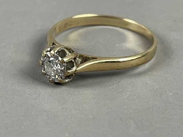 A DIAMOND SOLITAIRE RING - Image 2 of 2