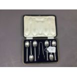 A SET OF SIX SILVER COFFEE SPOONS AND TONGS IN FITTED CASE