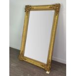 A 20TH CENTURY RECTANGULAR WALL MIRROR IN A GILT FRAME