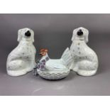 A PAIR OF 20TH CENTURY STAFFORDHSIRE WALLY DOGS AND A CERAMIC HEN