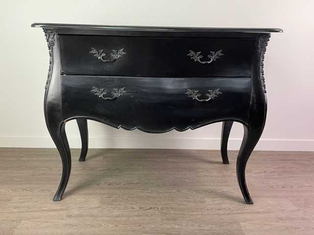 A COMMODE CHEST AND PAIR OF BEDSIDE TABLES BY COACH HOUSE FURNITURE