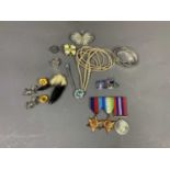 A COLLECTION OF COSTUME JEWELLERY AND SERVICE MEDALS