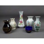 A COLLECTION OF VASES AND AN ART GLASS BOWL