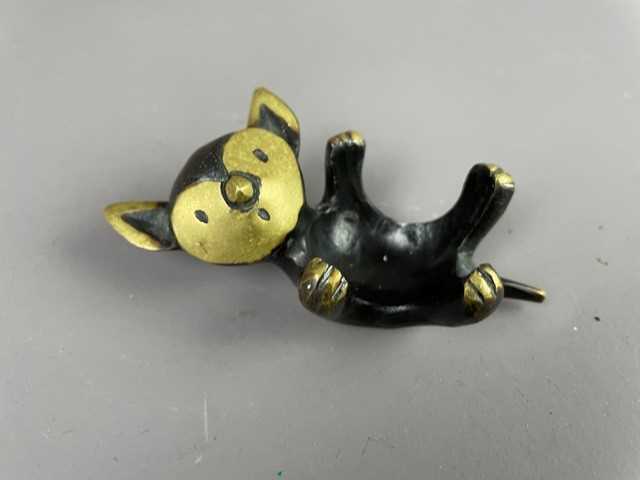 AN AUSTRIAN BRONZE RECUMBENT CAT TEALIGHT HOLDER