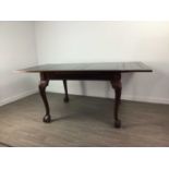 A MAHOGANY DINING TABLE OF QUEEN ANNE DESIGN