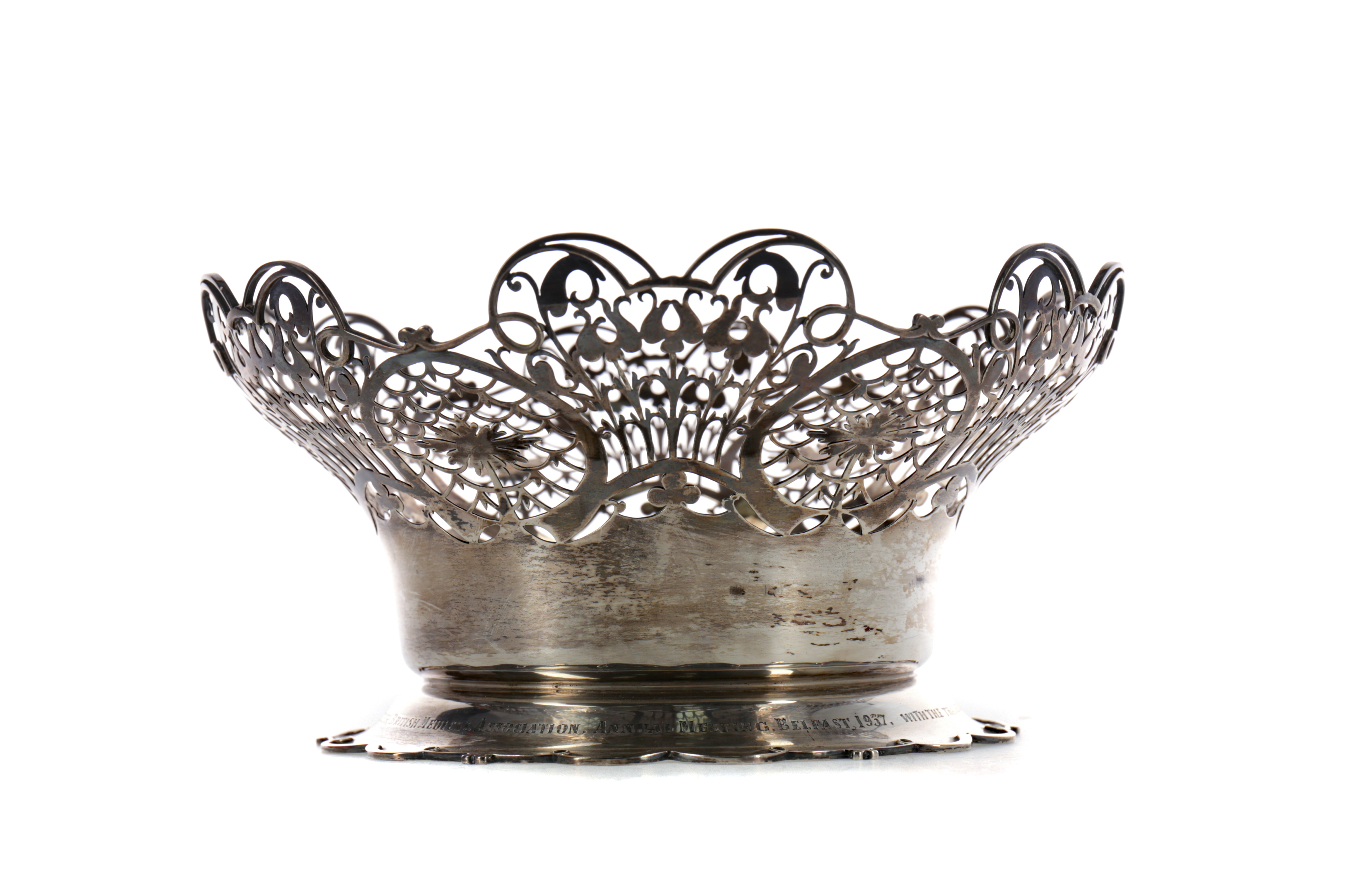 A GEORGE V SILVER CENTREPIECE