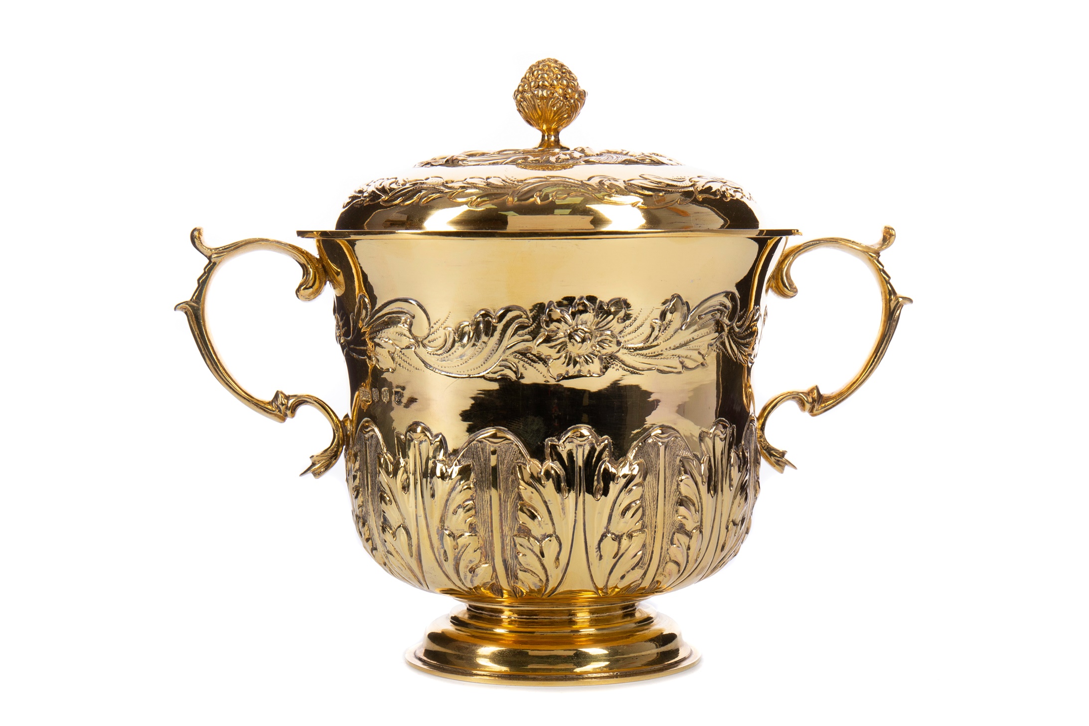 A CHARMING GEORGE V SILVER GILT PORRINGER AND COVER